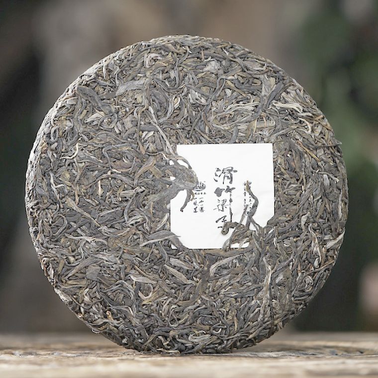 Galette de Bambou déballée, feuilles compressées visibles