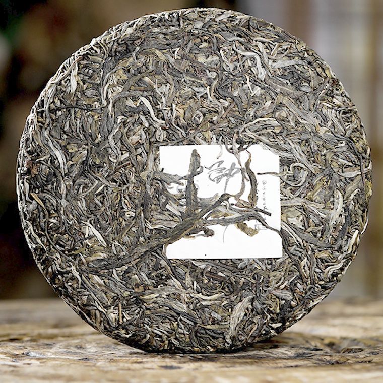 Galette de Mengsong déballée, feuilles compressées visibles